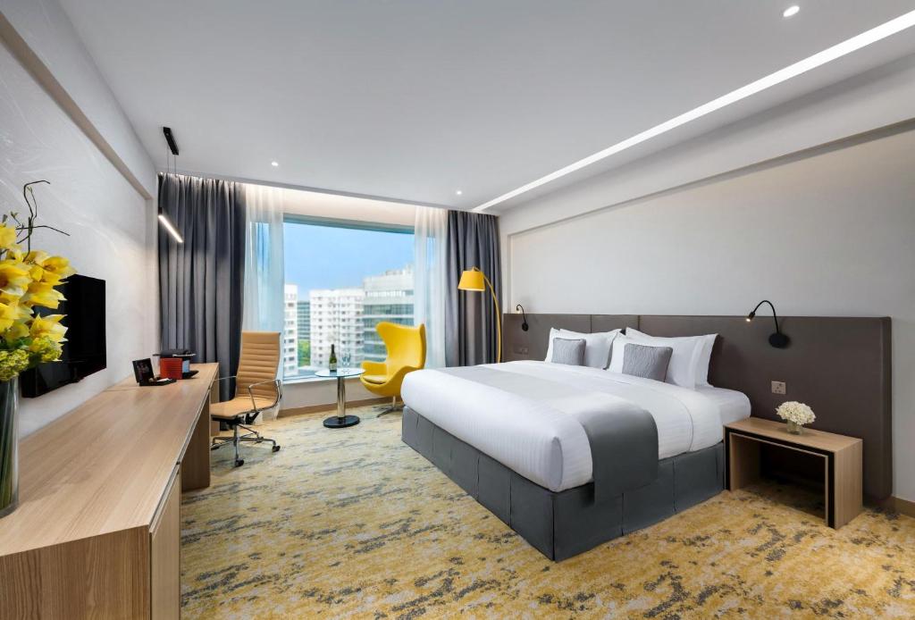 香港にあるパーク ホテルのベッドとデスクが備わるホテルルームです。