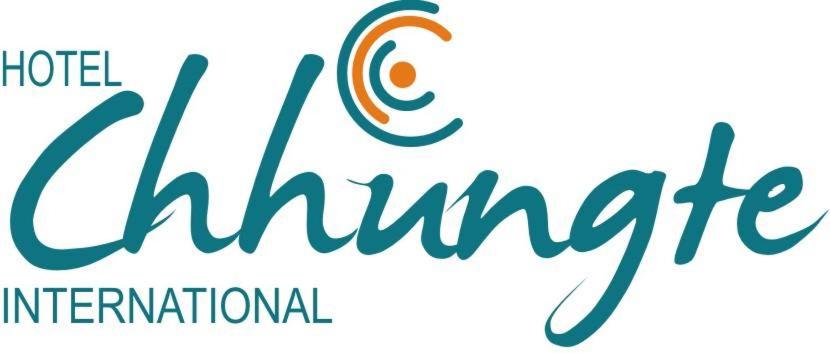 una señal que lee la organización internacional china en Hotel Chhungte International, en Āīzawl