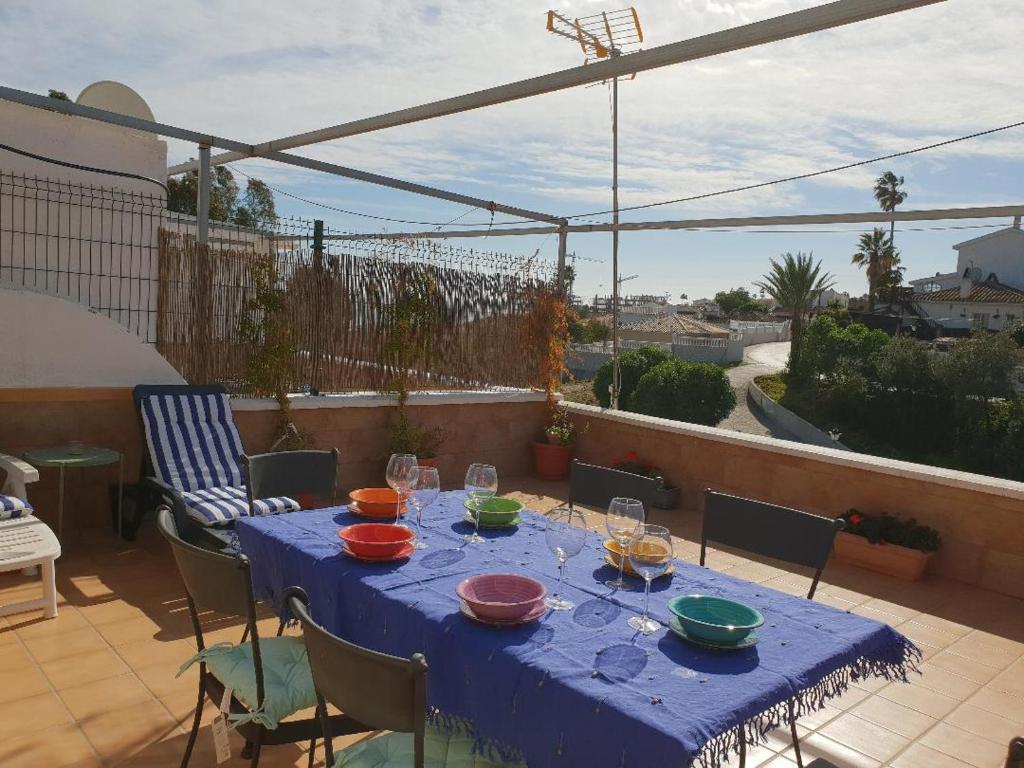 een blauwe tafel met wijnglazen op een patio bij Bravo 24 in Fuengirola