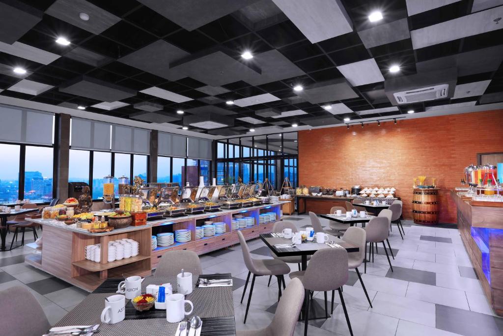 Restaurace v ubytování Aston Inn Pandanaran