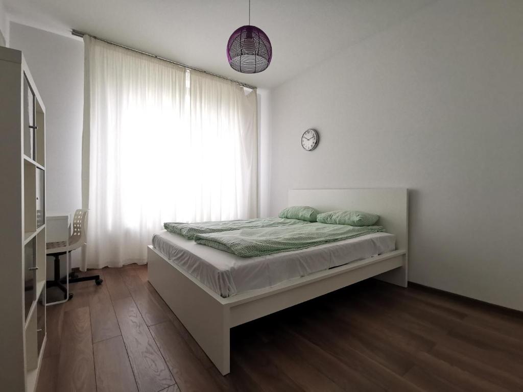 Posteľ alebo postele v izbe v ubytovaní ShortStayPoland Leszczyńska (B14)