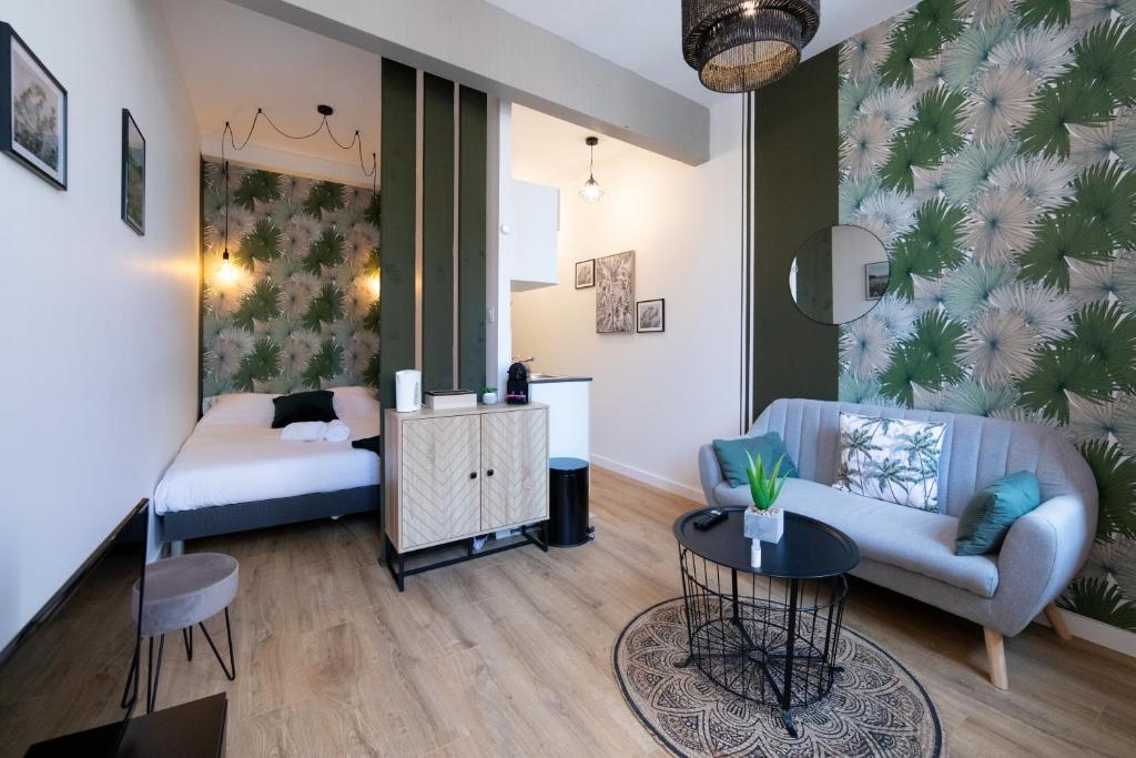 un salon avec un canapé et une table dans l'établissement LE COLOMBETA - HYPERCENTRE - GARE - NETFLIX, à Toulouse