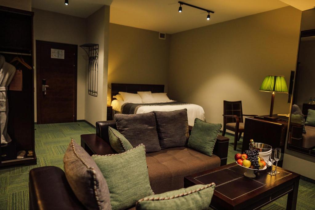 Ένα ή περισσότερα κρεβάτια σε δωμάτιο στο Hotel Dastan Aktobe