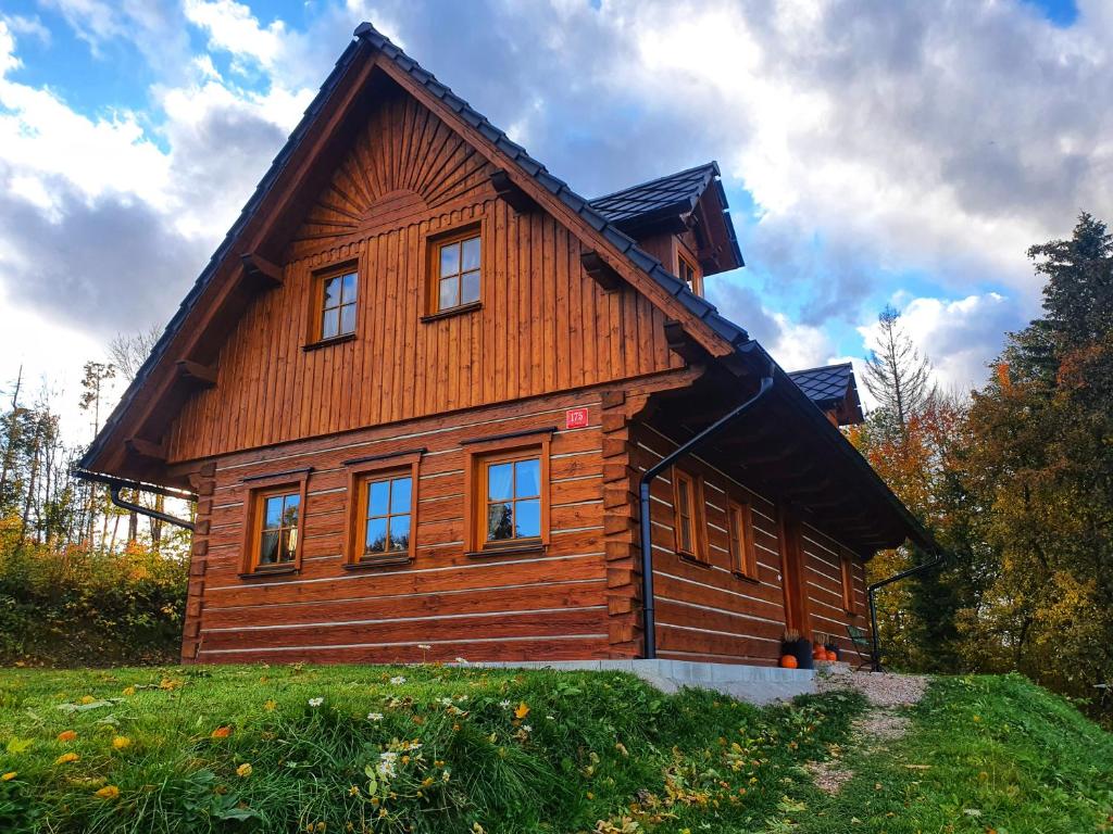 eine Holzhütte mit einem Gameradach in der Unterkunft Roubenka Vlčí Hora in Krásná Lípa
