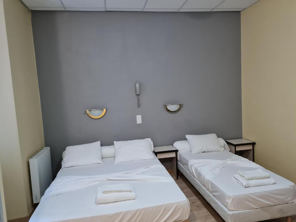 Postel nebo postele na pokoji v ubytování Hôtel Le Milan