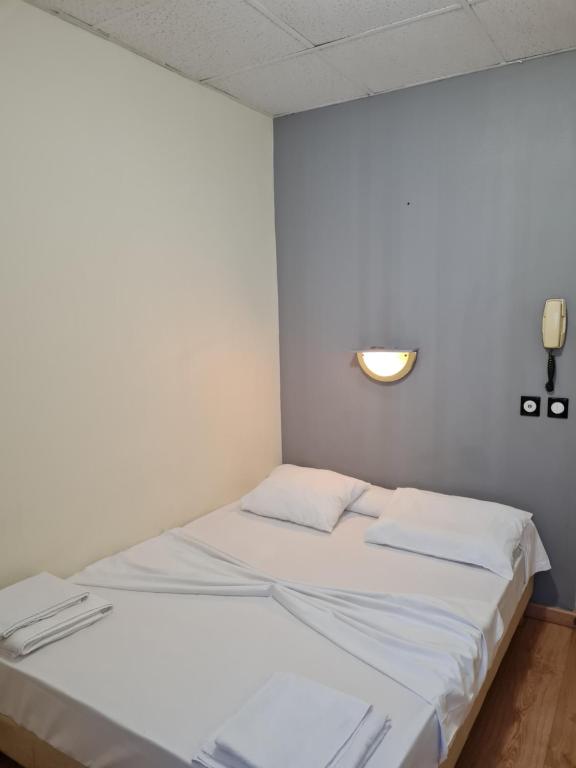 Postel nebo postele na pokoji v ubytování Hôtel Le Milan