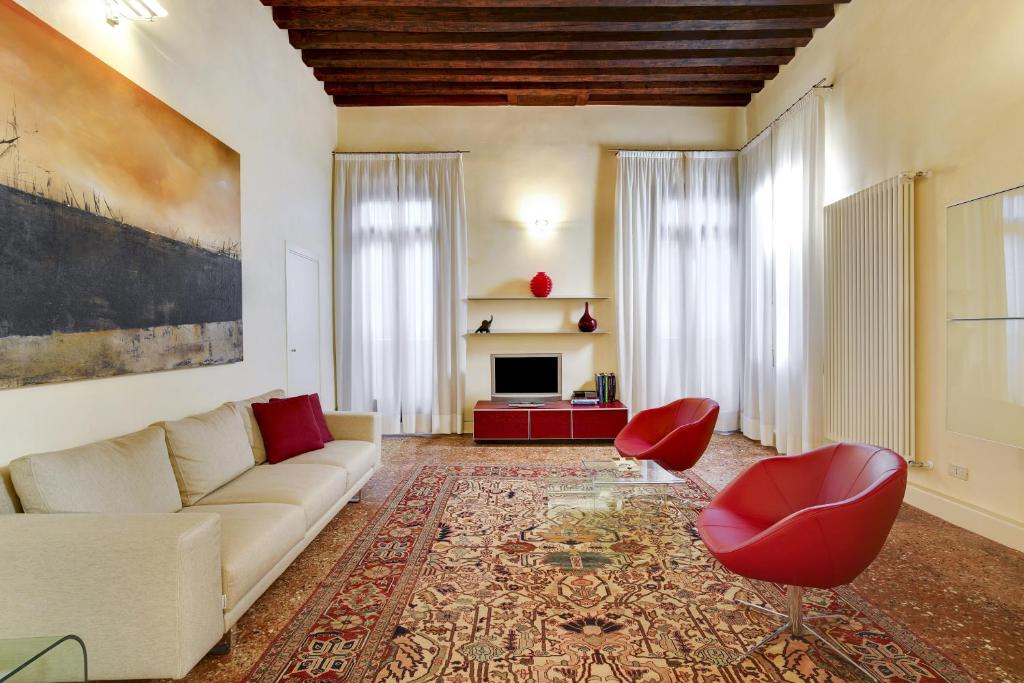 Posezení v ubytování Ca’ Amalia San Marco Venetian Apartment M027042932