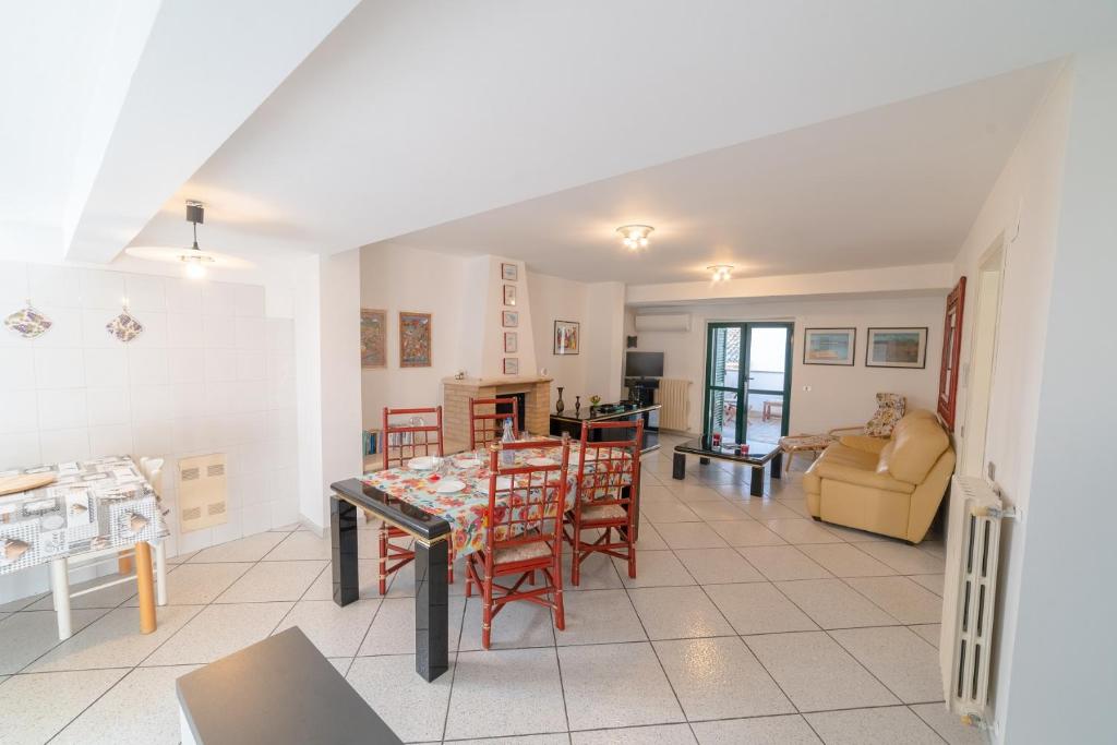 una cucina e un soggiorno con tavolo e sedie di Le Pesche - Centro storico a Vasto