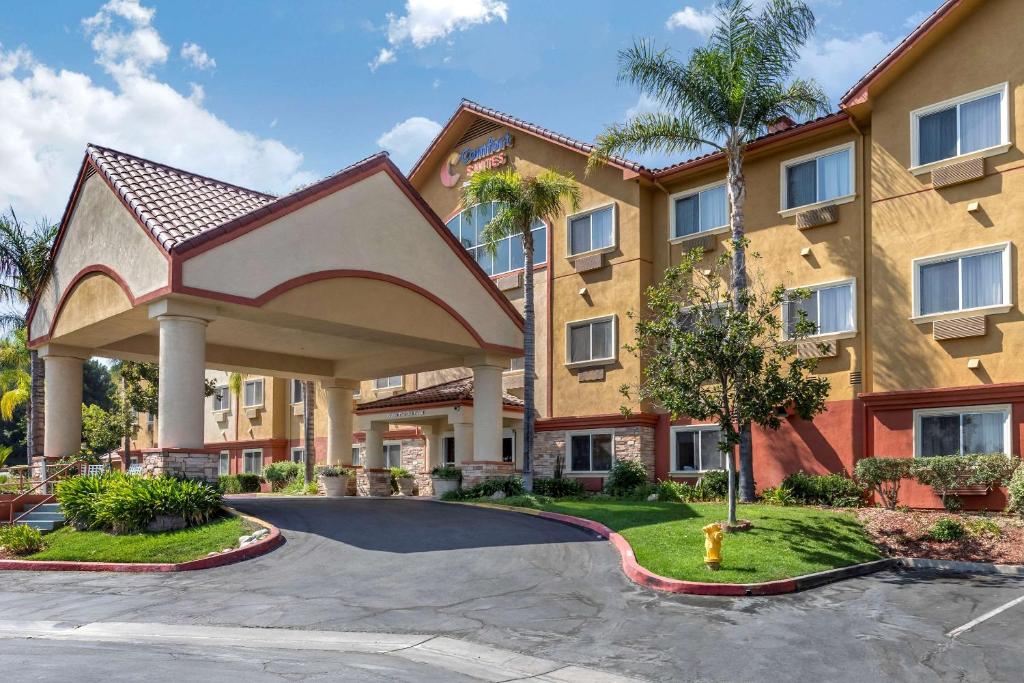 a large apartment building with a driveway at Comfort Suites Near Six Flags Magic Mountain in Stevenson Ranch