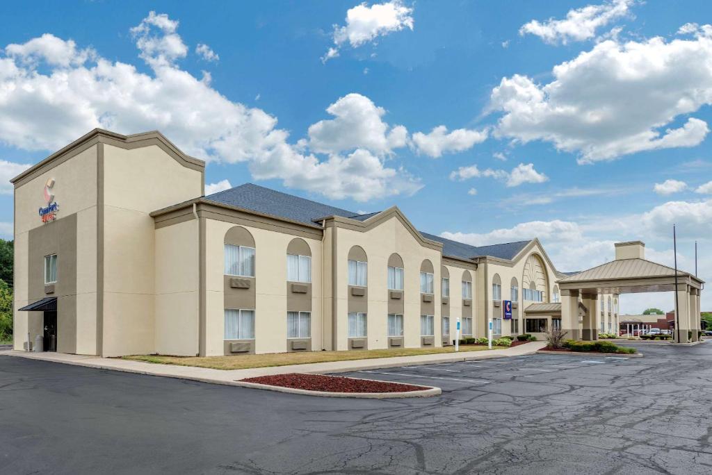a large office building with a parking lot at Comfort Suites in Marion