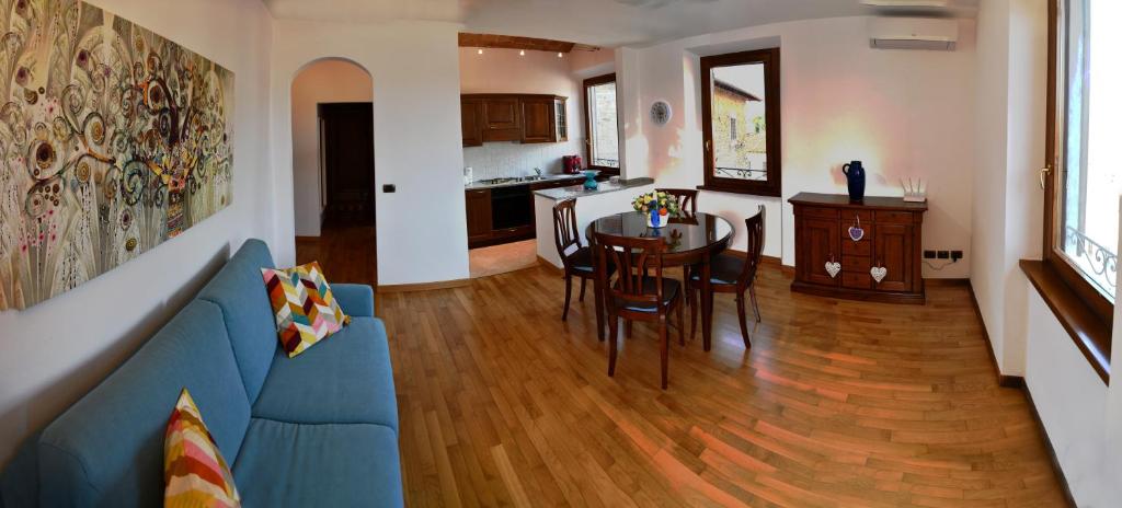 un soggiorno con divano blu e tavolo di Appartamento Clary a Montecatini Terme