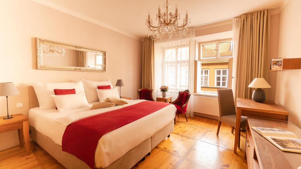 Postel nebo postele na pokoji v ubytování Hotel Golden Key Prague Castle
