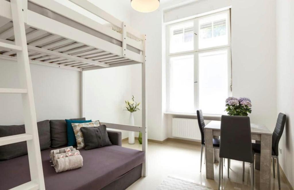 ein Wohnzimmer mit einem Hochbett und einem Tisch in der Unterkunft Nice City Center Studio in Berlin