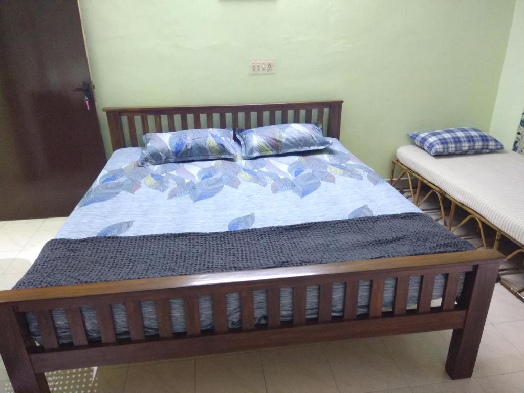 uma cama com duas almofadas num quarto em Cherry Blossom em Pondicherry