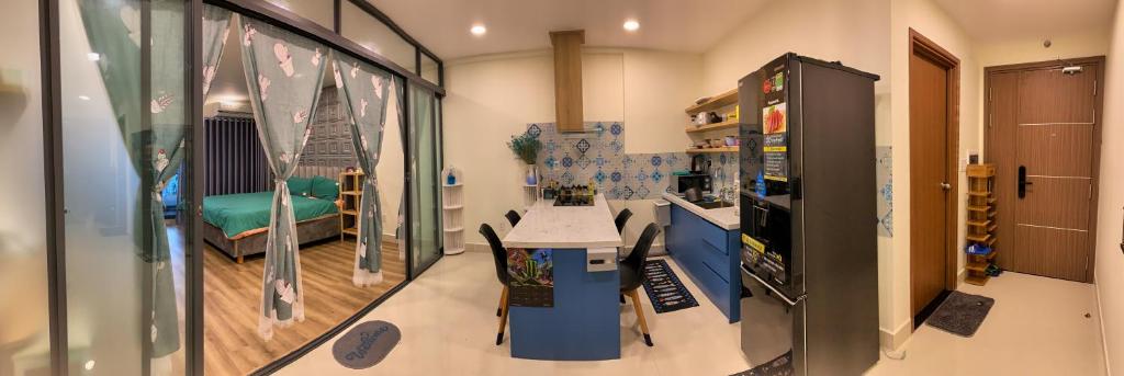 um quarto com uma cozinha com uma bancada e um quarto com em Căn hộ cao cấp chung cư Gateway Vũng Tàu em Vung Tau