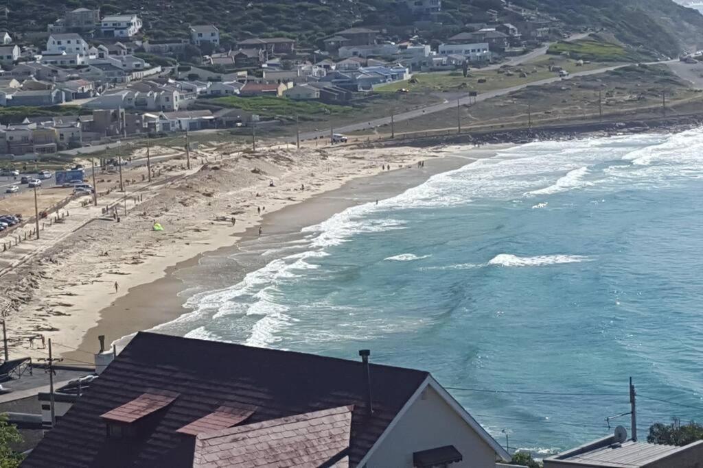 uma vista aérea de uma praia e do oceano em 18 Steps - Seaside Cottage with breathtaking views em Cidade do Cabo