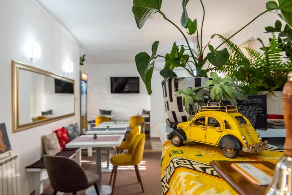 TV a/nebo společenská místnost v ubytování Hotel Vamos Sarajevo, b&b