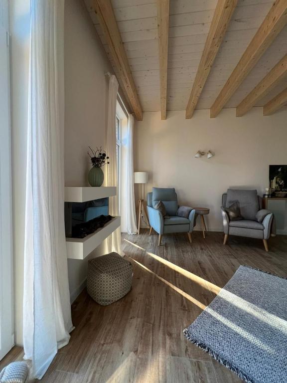 a living room with two chairs and a couch at Ferienhaus Ulme in Naunhof Leipziger Neuseenland in Köhra