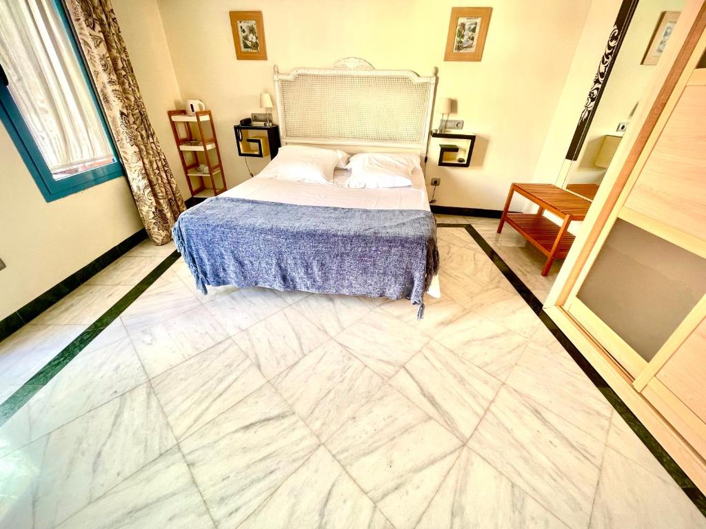 A bed or beds in a room at Hotel Conde de Cárdenas