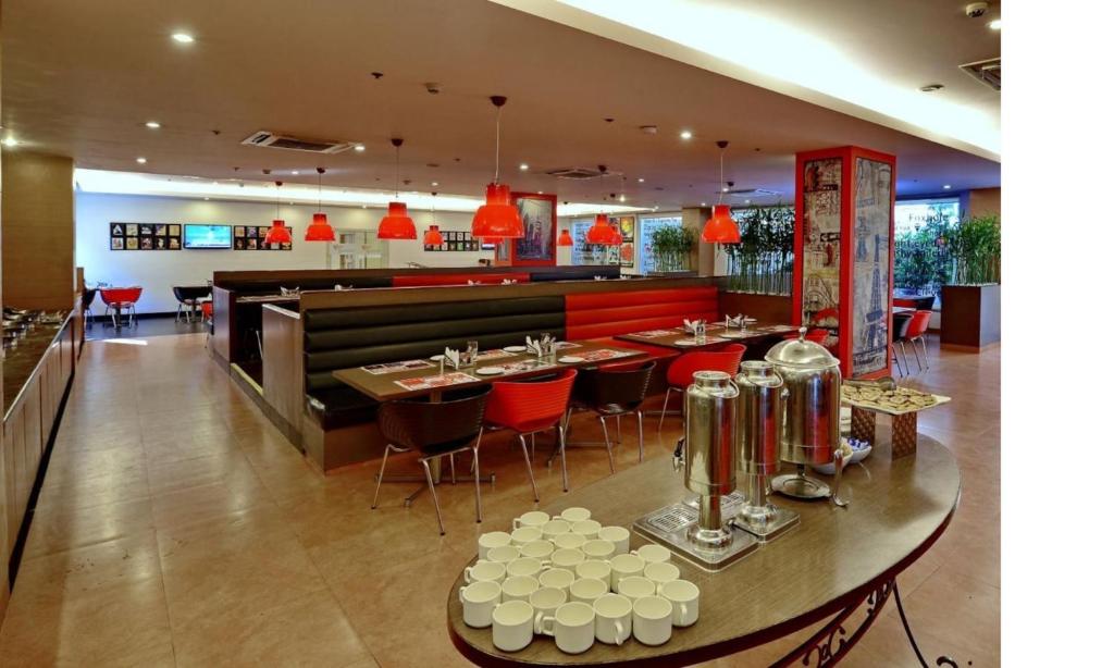 Restaurace v ubytování Red Fox by Lemon Tree Hotels, Delhi Airport