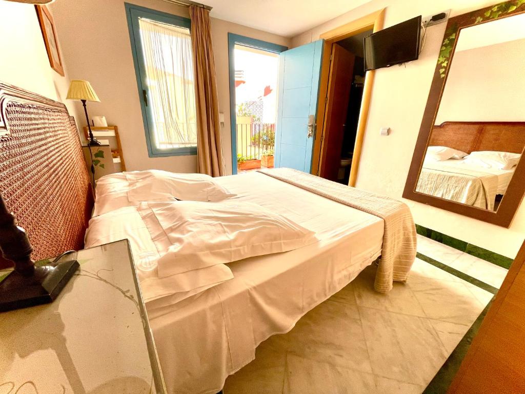 A bed or beds in a room at Hotel Conde de Cárdenas