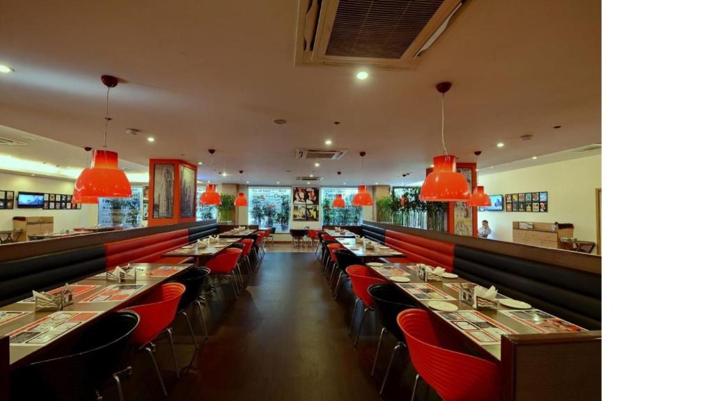 Restaurace v ubytování Red Fox by Lemon Tree Hotels, Delhi Airport