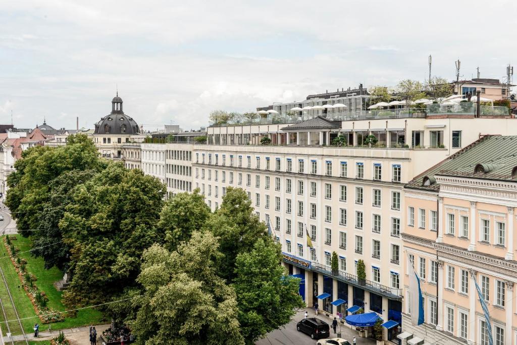 een luchtzicht op een stad met gebouwen bij Hotel Bayerischer Hof in München