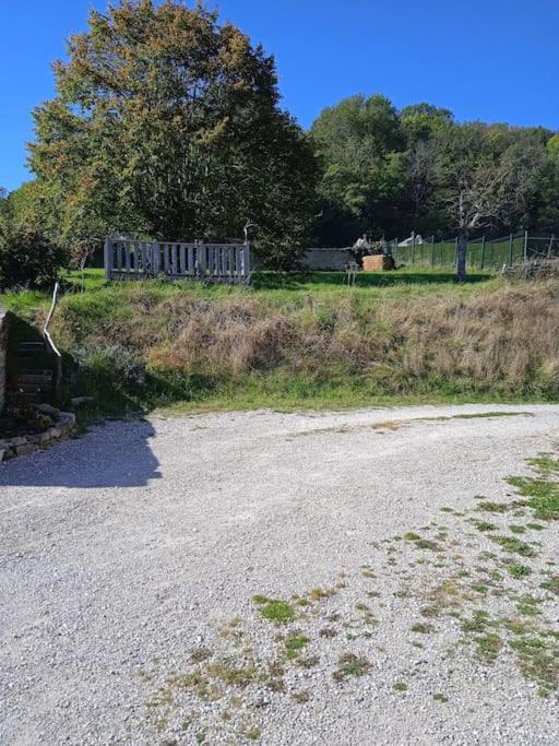 un chemin de gravier avec une clôture dans un champ dans l'établissement Spacieuse maison de mamie !, à Pouilly-en-Auxois