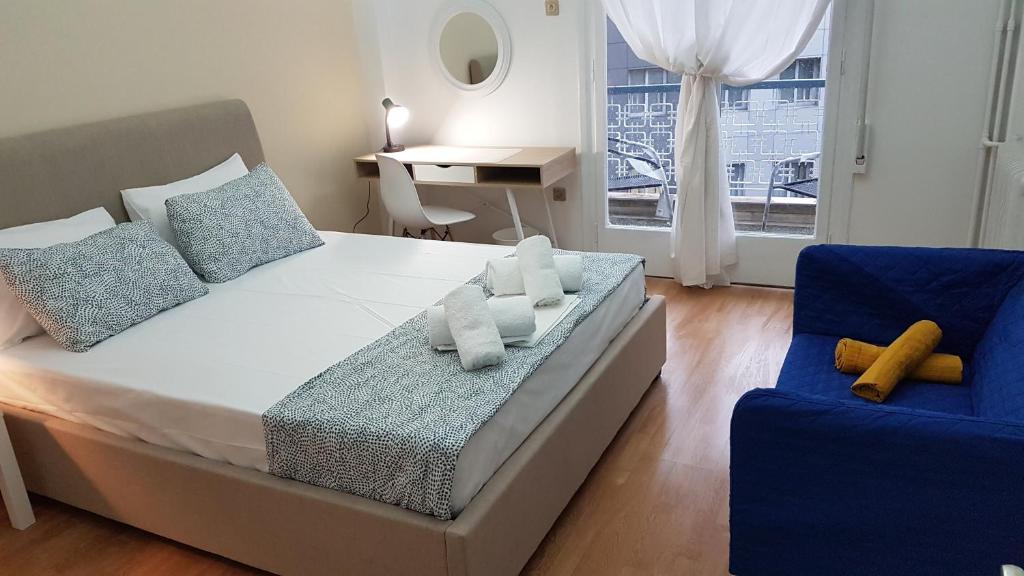 Apricot Apartment - Athens Center, 6 BD, 2.5 BATH - Housity