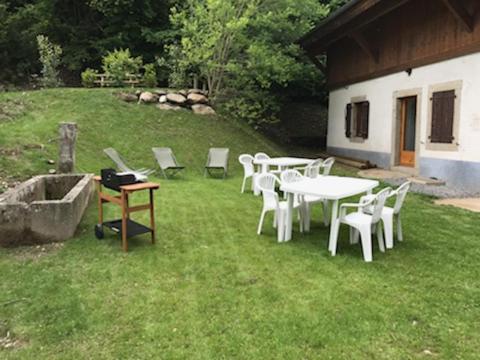 a group of tables and chairs in a yard at LE MONT BLANC 160 in Saint-Gervais-les-Bains