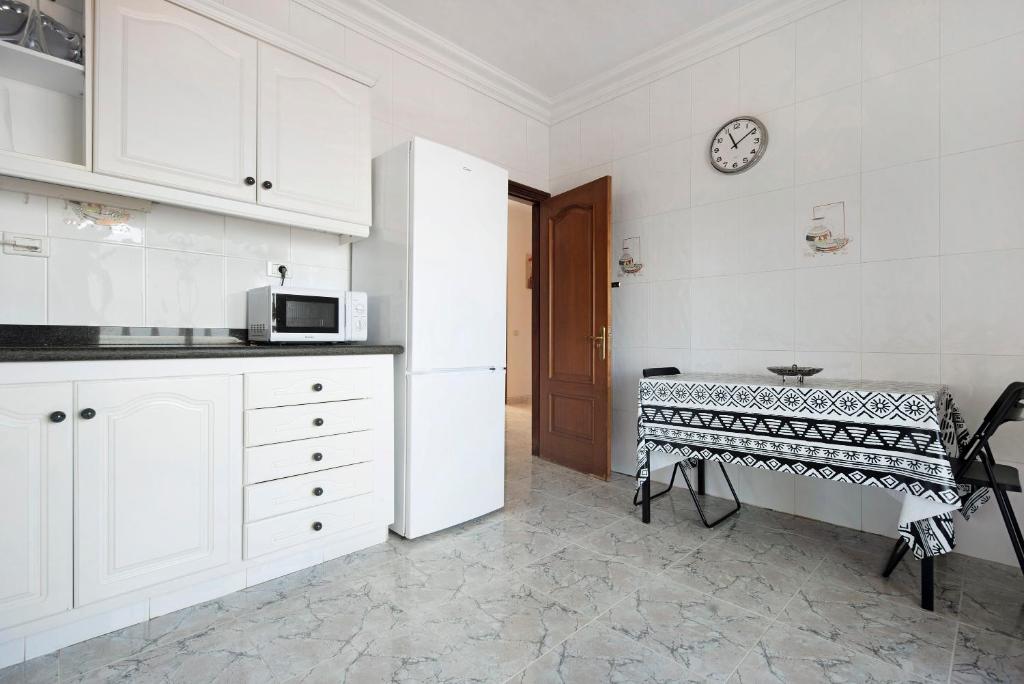 A kitchen or kitchenette at Jalón de Cameros