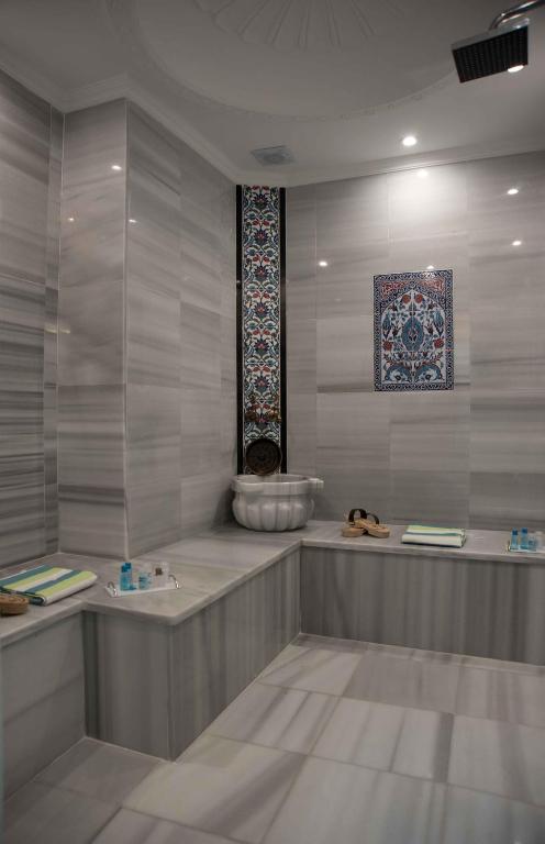 A bathroom at Big Orange Hotel Old City