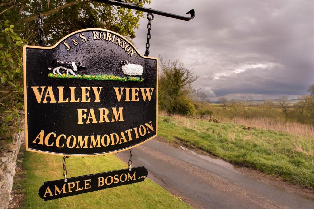 un signo que lee asociaciones de granjeros con vistas al valle en una carretera en Valley View Farm Holiday Cottages, en Helmsley