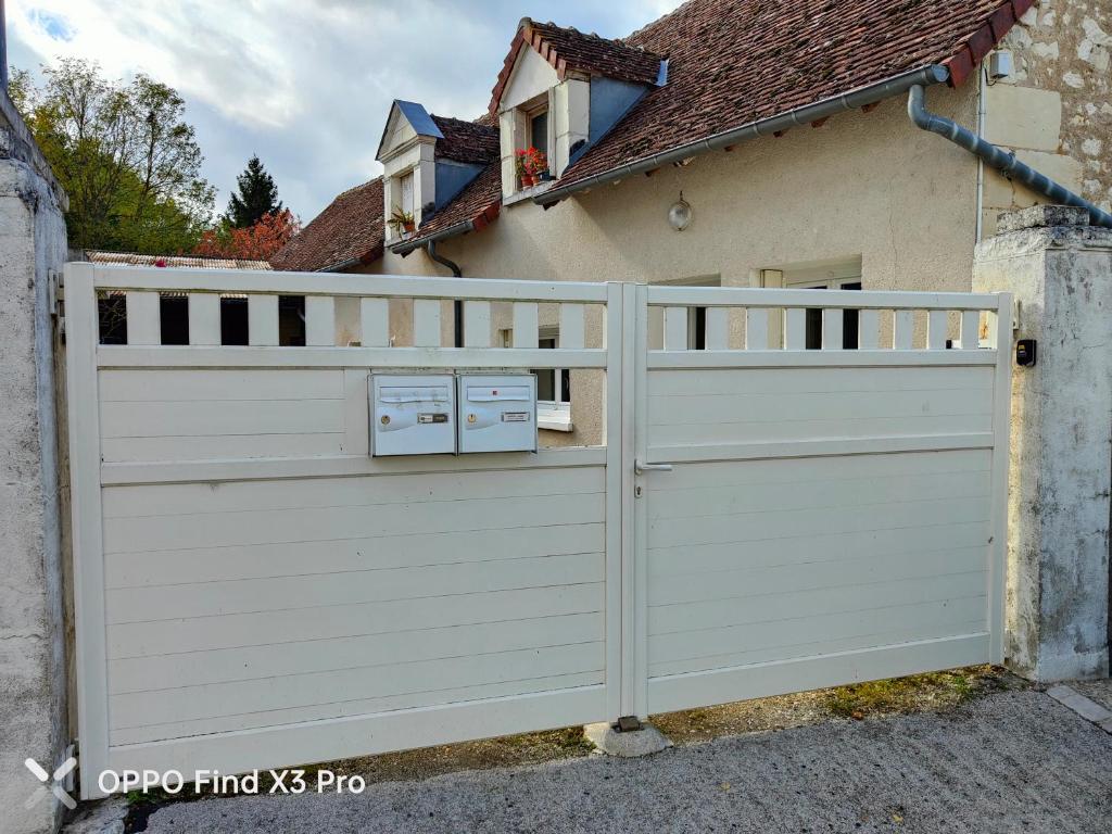 a white gate in front of a house at Le Petit Mondi in Mareuil-sur-Cher