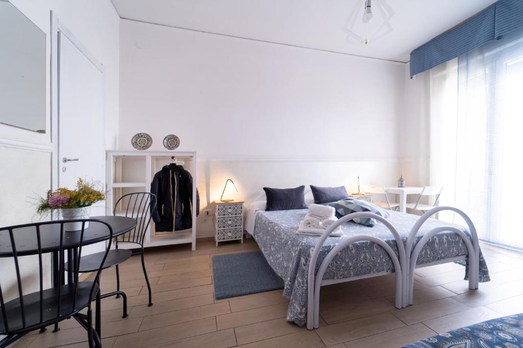 sypialnia z łóżkiem, stołem i krzesłami w obiekcie Hotel Bella Capri w mieście Napoli