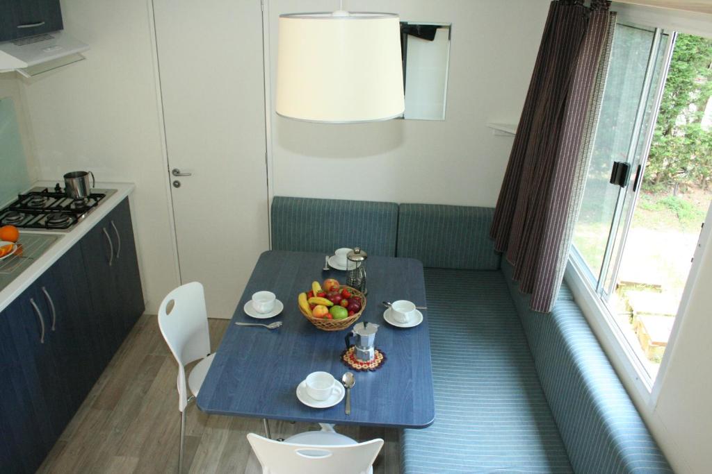 Kuchnia lub aneks kuchenny w obiekcie Happy Camp mobile homes in Camping Villaggio Lamaforca