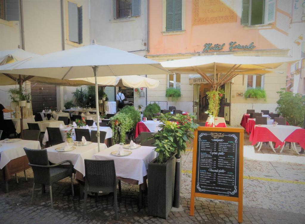Reštaurácia alebo iné gastronomické zariadenie v ubytovaní Hotel Torcolo "Residenze del Cuore"