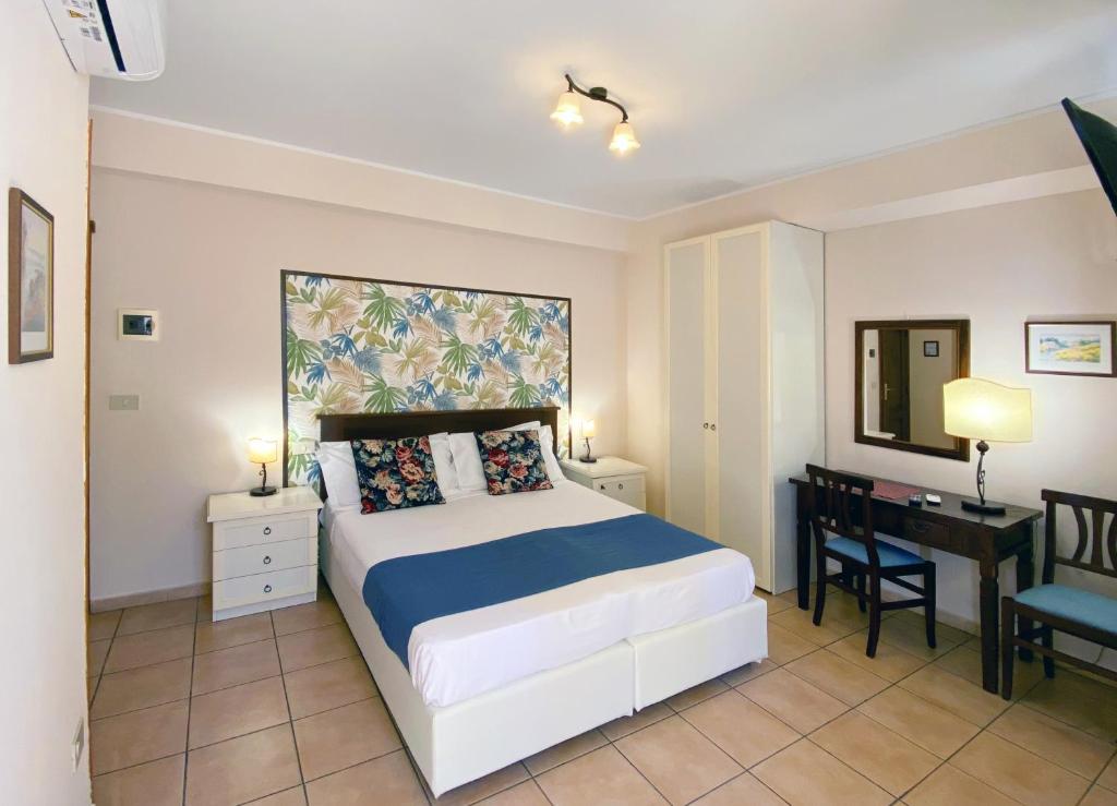 um quarto com uma cama e uma secretária e uma cama sidx sidx em Casa Famiani Bed & Breakfast em Letojanni