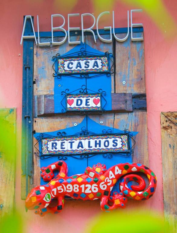 Certifikát, hodnocení, plakát nebo jiný dokument vystavený v ubytování CASA DE RETALHOS Boutique Albergue, casaril histórico, com 5 suítes individuais e cozinha coletiva, no coração da vila de Igatu-Ba, que preserva fortes traços culturais da época do garimpo, venha viver uma experiência única!