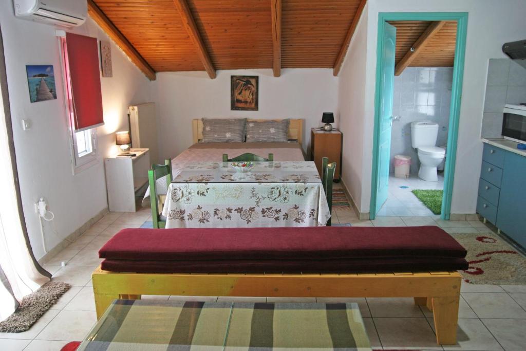 A bed or beds in a room at Ρήγας: Όμορφα στο Μεσολόγγι. Δ2