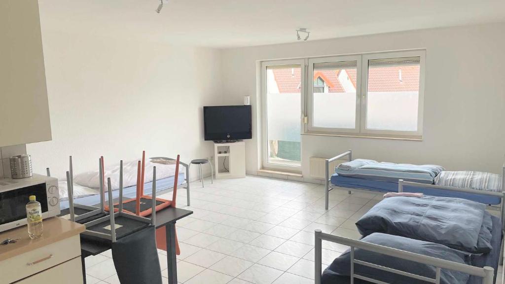 Habitación con 2 camas y TV. en work & stay apartment mit WLAN & Balkon en Sankt Augustin
