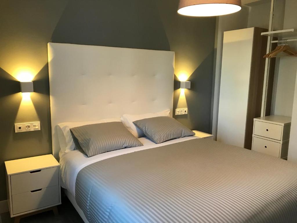 Posteľ alebo postele v izbe v ubytovaní Apartamentos Ciudad de Ronda