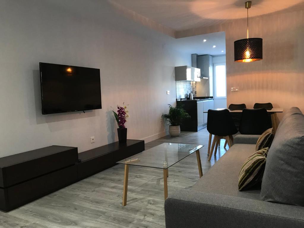 Televízia a/alebo spoločenská miestnosť v ubytovaní Apartamentos Ciudad de Ronda