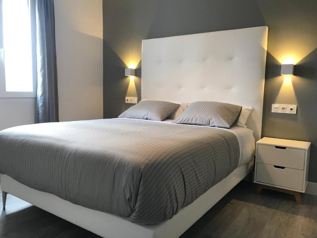 Posteľ alebo postele v izbe v ubytovaní Apartamentos Ciudad de Ronda