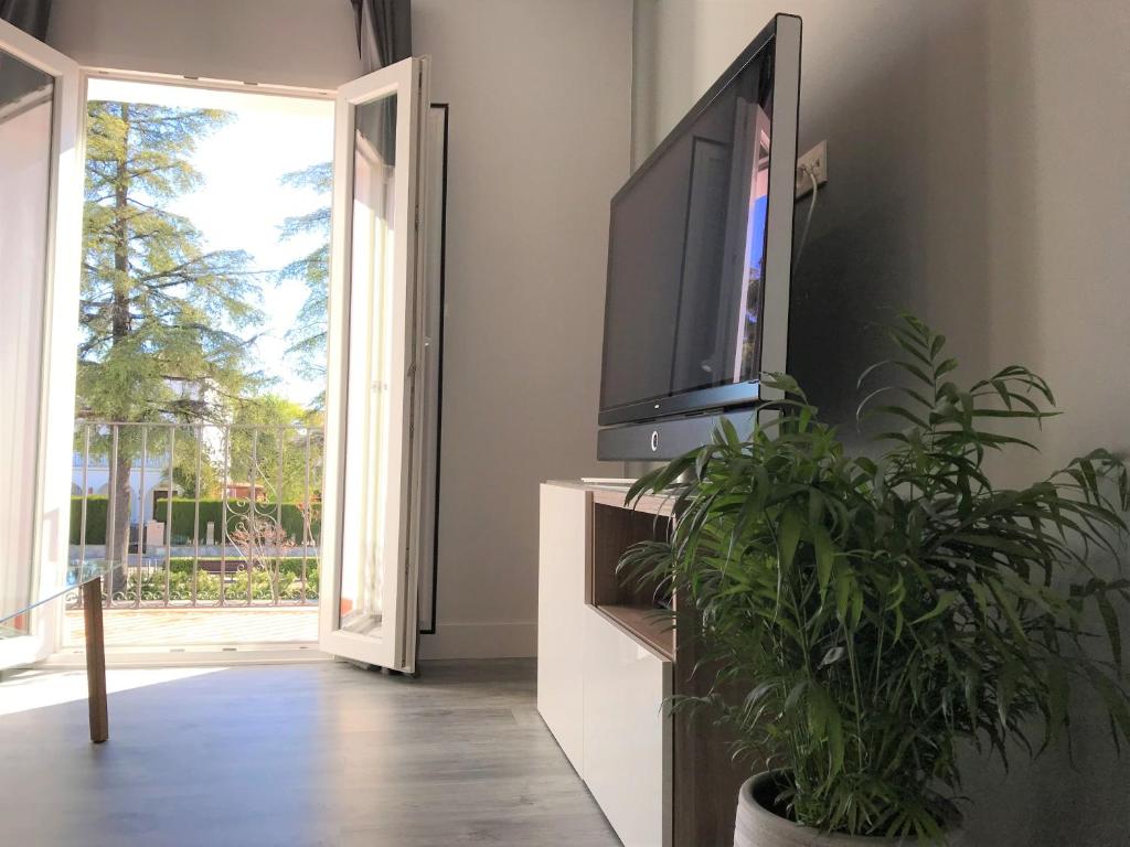 Televízia a/alebo spoločenská miestnosť v ubytovaní Apartamentos Ciudad de Ronda