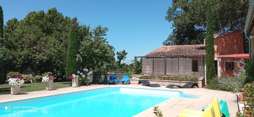 EyraguesにあるSous les chênes, en Provenceの家の隣の庭のスイミングプール