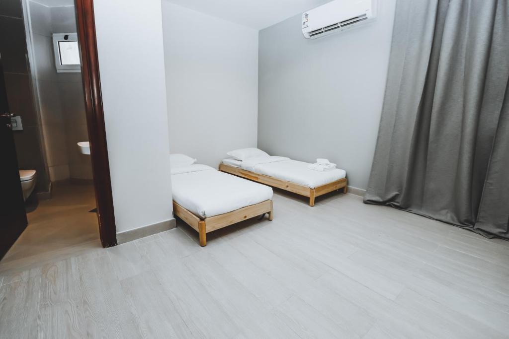 Postel nebo postele na pokoji v ubytování Mabaat - White Pearl Al Basatin - 600