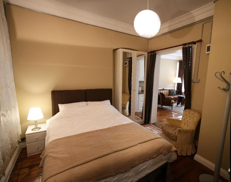 um quarto com uma cama e uma sala de estar em Agus Flats Galata em Istambul