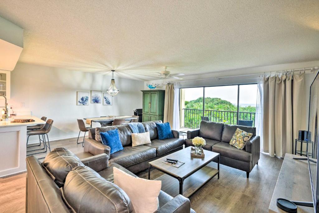 オーモンド・ビーチにあるOrmond Beach Condo with Balcony and Pool Access!のソファとテーブルのあるリビングルーム