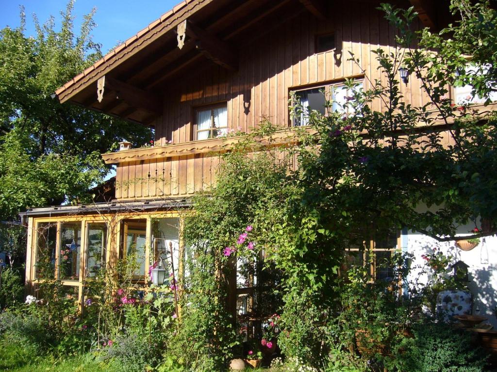 een houten huis met veel ramen bij Haus Koch-Lechner in Marquartstein